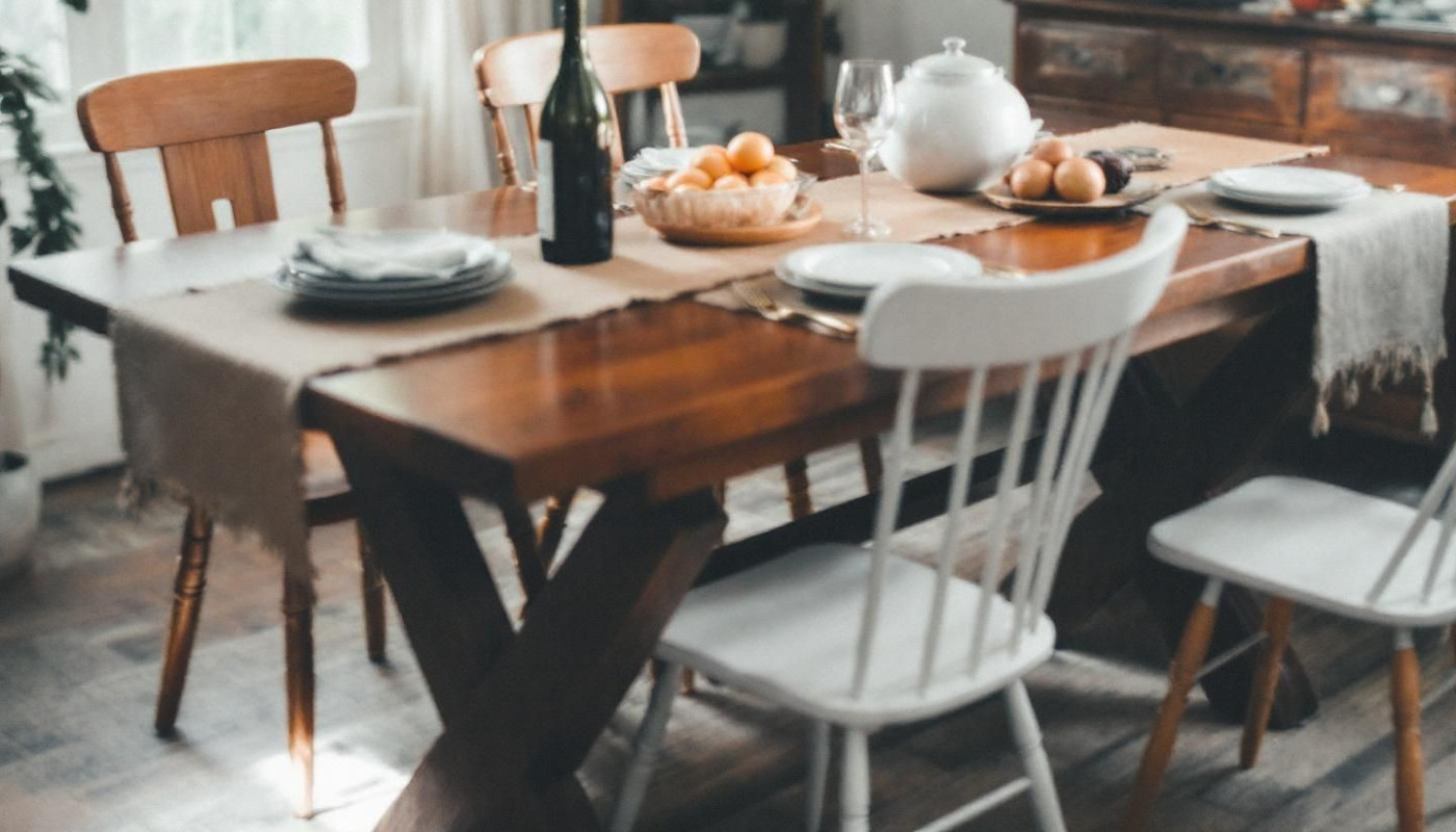 Comment transformer votre table avec des chemins de table en toile de jute ?